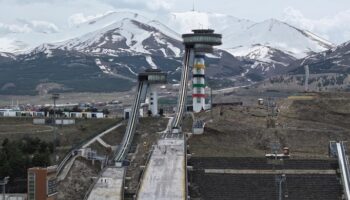 turkiyenin tek kayakla atlama kulelerinin pistleri ahsapla yenileniyor DDhMVMl1