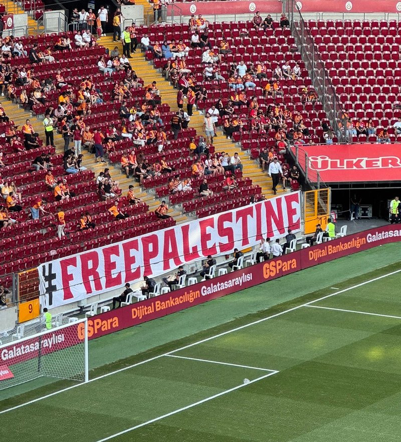 galatasaray tribunlerinden gazzeye destek mesaji 0 NR6COMgd