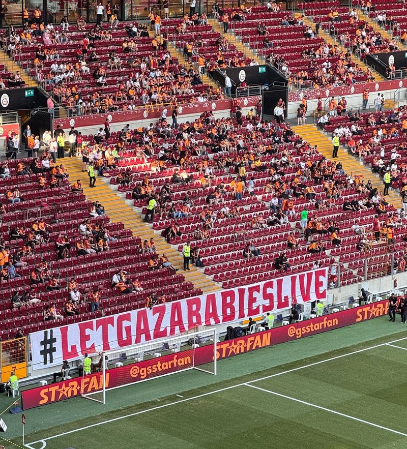 galatasaray tribunlerinden gazzeye destek mesaji 2 UVC8e8cL